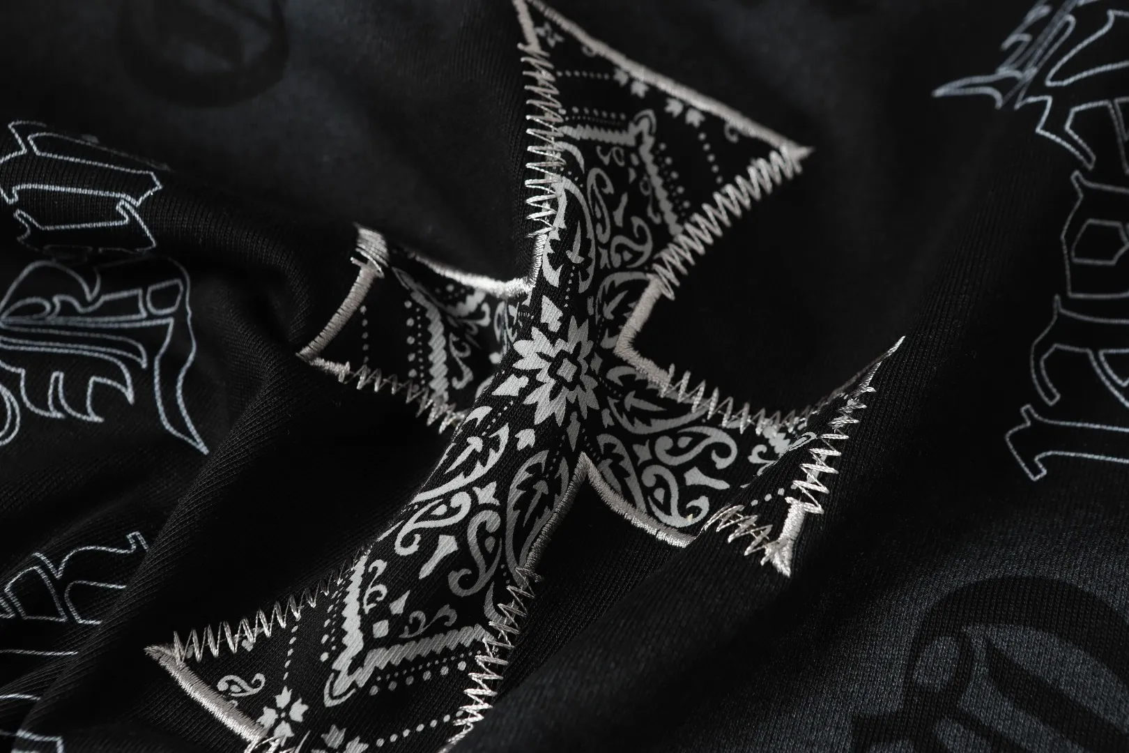 P180 Chrome Hearts] Fabric: 100% cotton Chrome Hearts* Chrome Hearts uses 300g double yarn fabric, 1*1 Solona rib, imported digital white ink front and rear direct injection superimposed printing patch embroidery process, more advanced, loose version, same style for men and women Color: Black White Size: XS S M L